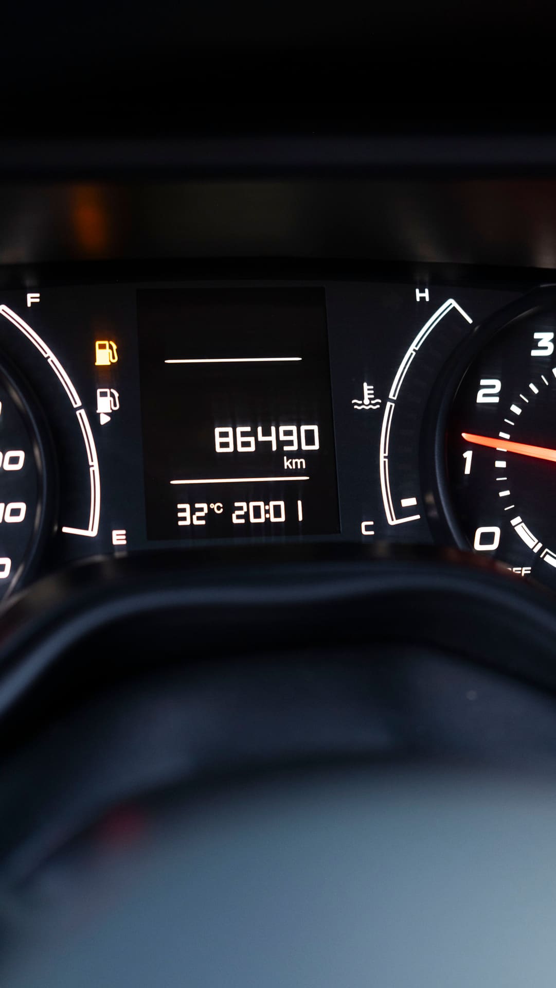 Kilometerteller en dashboard van een auto